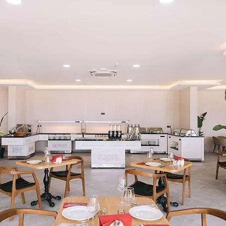 Ramada Cesme Hotel *